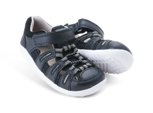 Sandalia Step UP BOBUX ESPAÑA en color negro y carbón para bebés, ideal para los primeros pasos con calzado respetuoso.