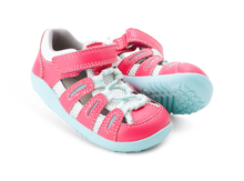 Sandalia Step Up BOBUX ESPAÑA en color guayaba con spray Mist para los primeros pasos del bebé, comodidad y estilo para su crecimiento.