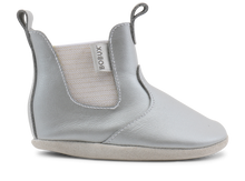 Patucos con suela blanda BOBUX España en color plata y estilo Jodhpur, ideales para comodidad y respeto en calzado infantil.