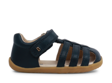Sandalia Step UP de BOBUX ESPAÑA en azul marino para los primeros pasos del bebé, con diseño cómodo y resistente.