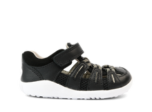 Sandalia Step Up BOBUX España para bebés en color negro y carbón, diseñada para los primeros pasos con calzado respetuoso.