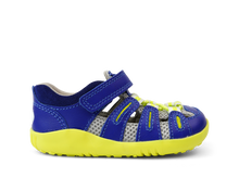 Sandalia Step UP de BOBUX ESPAÑA en color arándano y neón, ideal para los primeros pasos del bebé, con diseño cómodo y resistente.