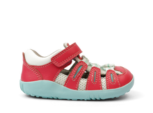 Sandalia Step UP de BOBUX ESPAÑA en color guayaba con spray Mist para los primeros pasos del bebé, diseño cómodo y seguro.