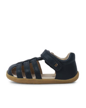 Sandalia Step UP BOBUX España en azul marino para los primeros pasos del bebé, con diseño cómodo y resistente.