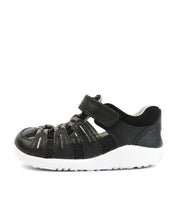 Sandalia Step Up Summit de BOBUX ESPAÑA en color negro y carbón para los primeros pasos del bebé, con cierre ajustable y suela antideslizante.