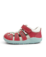 Sandalia Step UP BOBUX ESPAÑA en color guayaba con spray Mist para los primeros pasos del bebé, diseño cómodo y resistente.