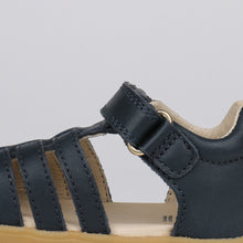 Sandalia Step UP BOBUX España en azul marino para los primeros pasos del bebé, con diseño cómodo y resistente.