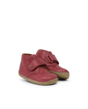 Bota Step Up de BOBUX ESPAÑA en color desert dark rojo para los primeros pasos del bebé, con diseño cómodo y resistente.