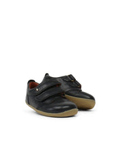 Zapatos deportivos respetuosos Step Up Port Negra para los primeros pasos del bebé, de la marca BOBUX ESPAÑA, en color negro.