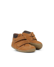 Zapatos deportivos Step Up Timber Mostaza para bebés, calzado respetuoso de BOBUX ESPAÑA, ideal para los primeros pasos.